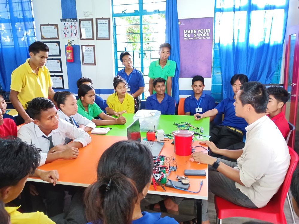 The students of Government High School, Thahekhu during the visit to  ATAL Tinkering Lab in Purana Bazar, Dimapur on June 5.